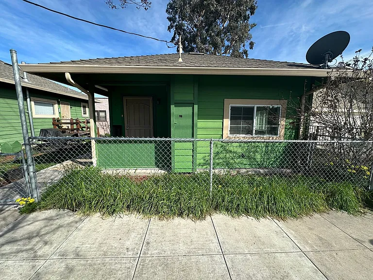 807 G St — Photo 2