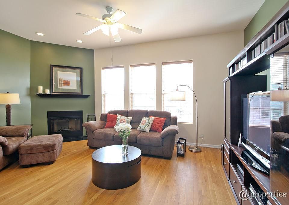Huge Livingroom with Fireplace