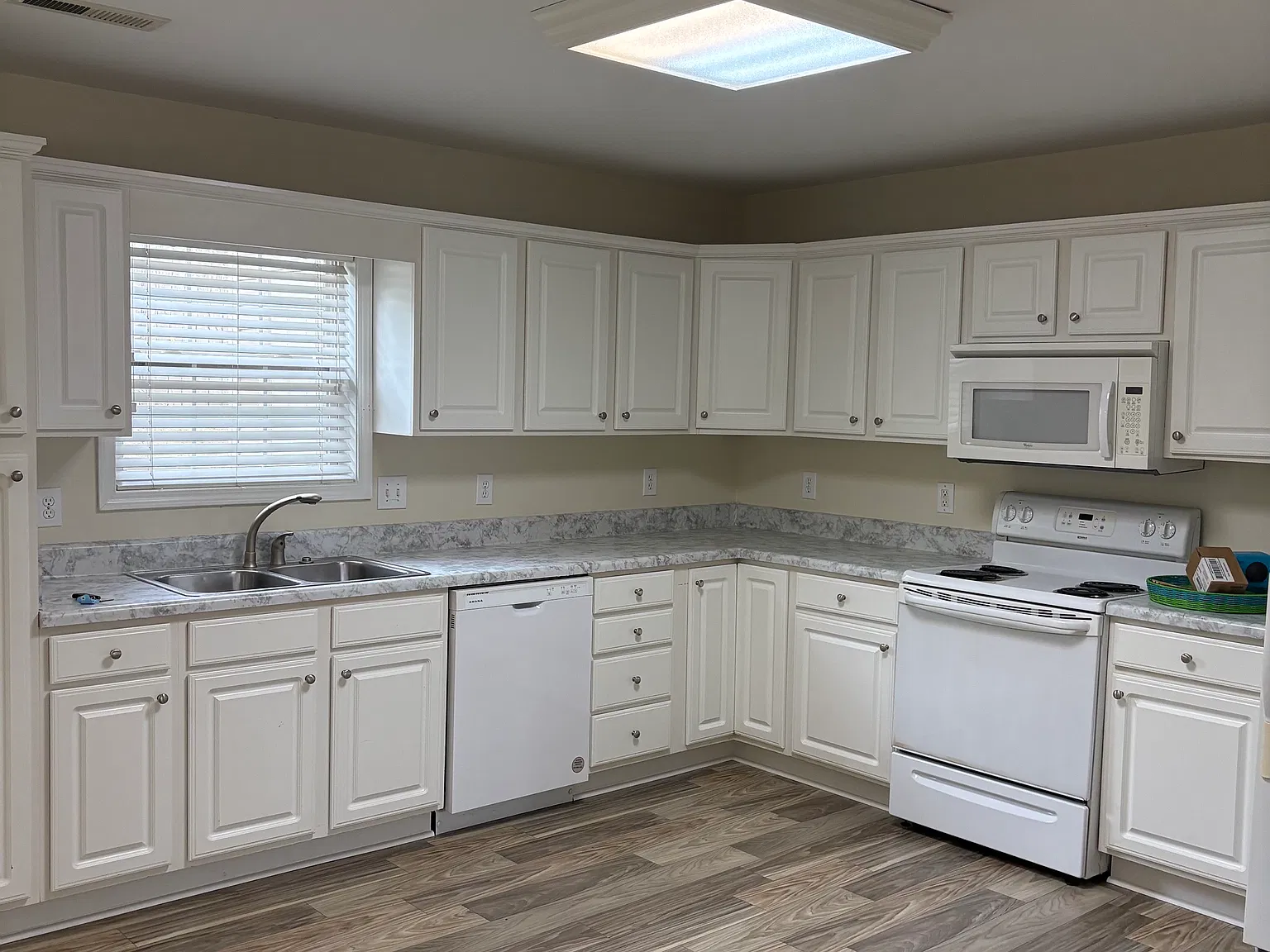 2 bed, 2.5 bath, 1300 sqft, $1,350 — Photo 3