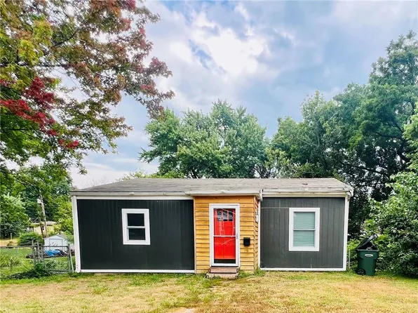 1004 Randolph St, Leavenworth, KS 66048