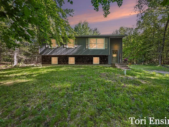 10688 Velma Dr, Greenville, MI 48838
