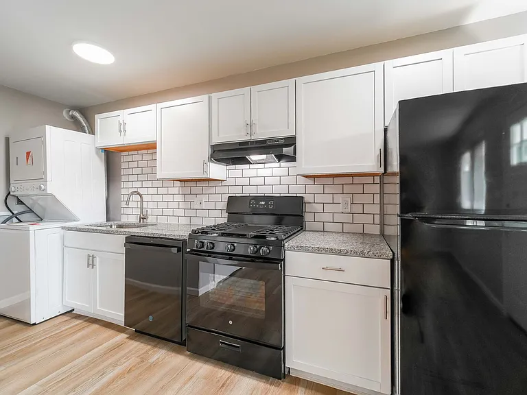 1075 Oak St — Photo 28