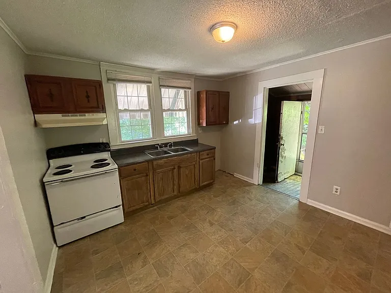 310 W Norment Ave — Photo 4