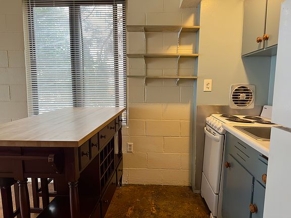 2nd image of 901 SW Saint Clair Ave #205