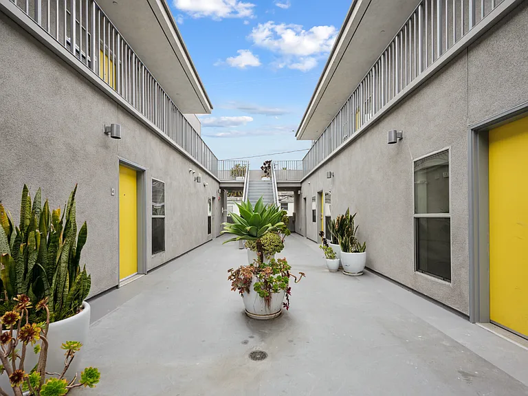 3997 Inglewood Blvd #8 — Photo 10