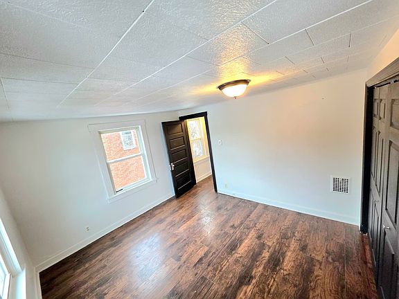 5th image of 928 Vankirk St
