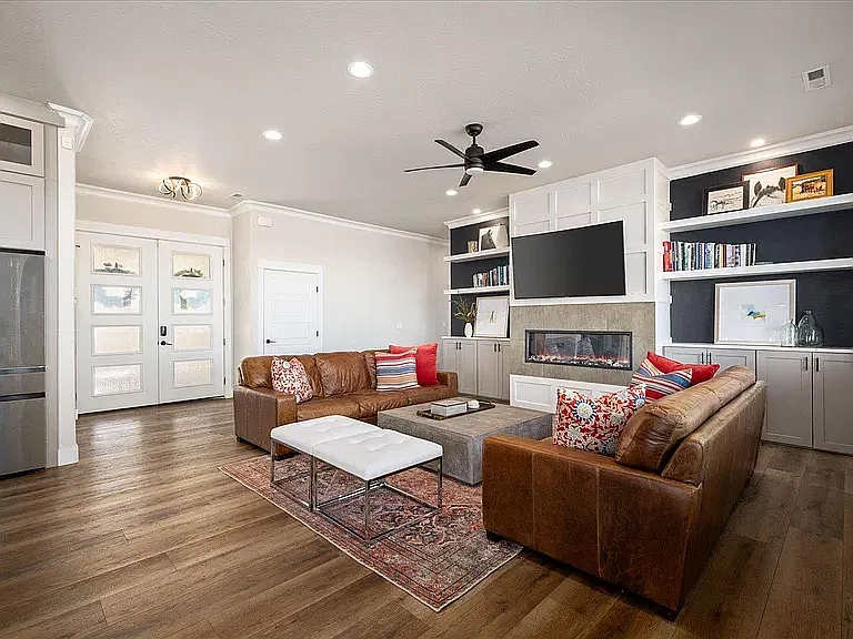 5 bed, 2974 sqft, $4,395 — Photo 2