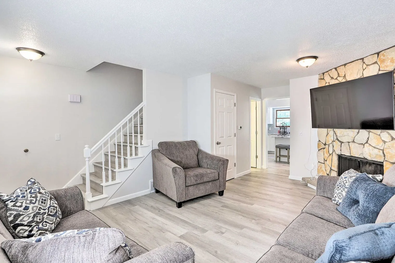 2 bed, 1.0 bath, $3,458 — Photo 3