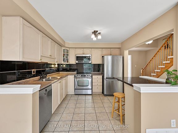 5th image of 18 Lancaster Ct