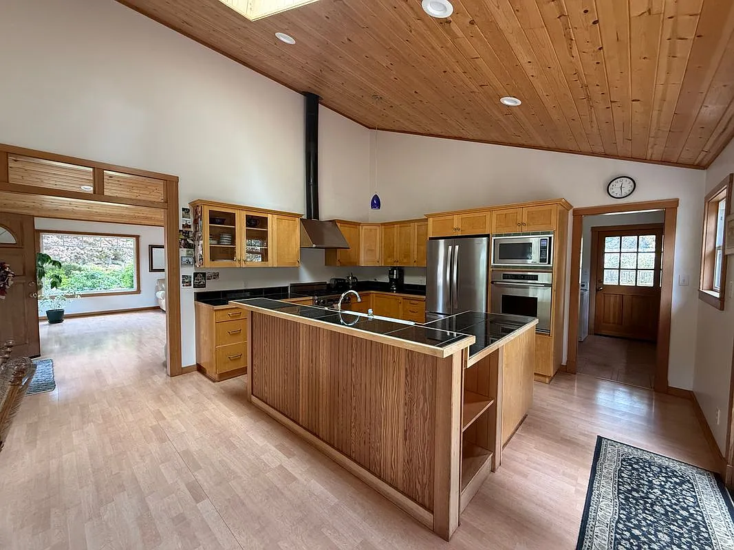 2 bed, 1.5 bath, 1900 sqft, $3,000 — Photo 3