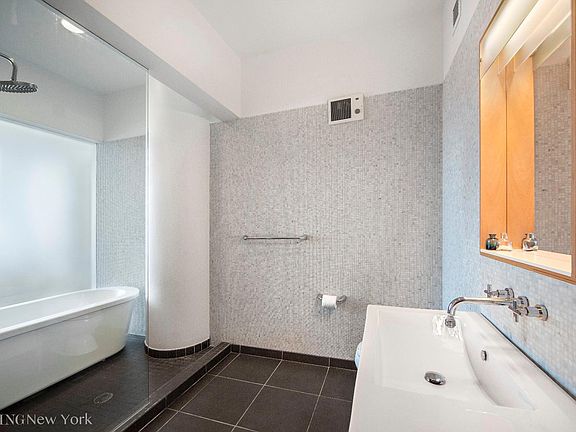 4th image of 27-28 Thomson Ave #Penthouse 814