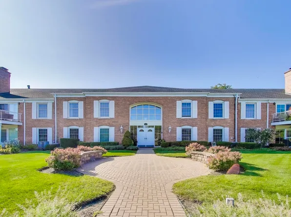 124 Carriage Way Dr APT 212B, Willowbrook, IL 60527