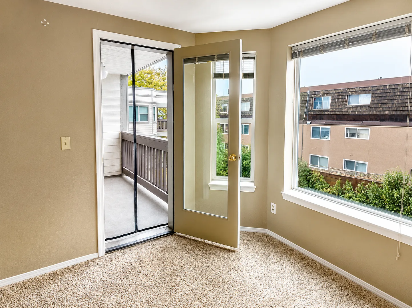 Well-Maintained 1BR Condo Near North Seattle College with Parking & Storage — Photo 4