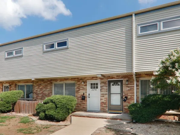 2210 E Lincoln St, Bloomington, IL 61701