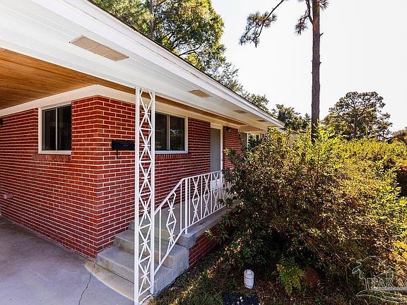3rd image of 3976 Bayou Blvd