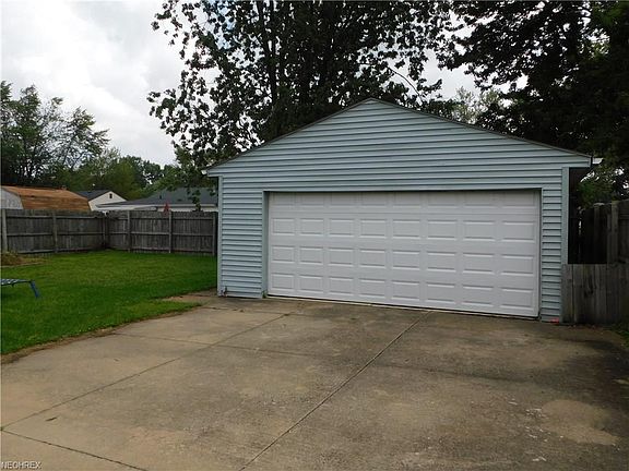 5th image of 823 West Dr