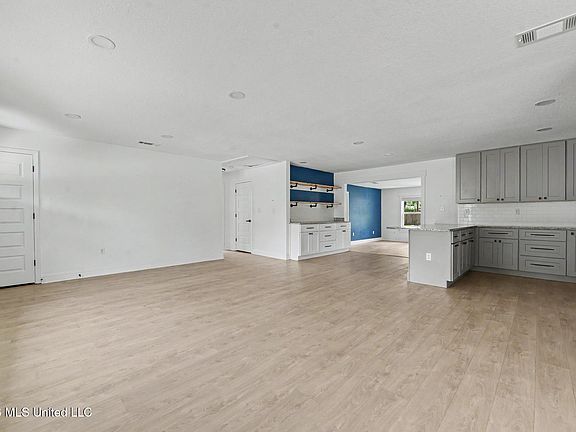 4th image of 152 Lafayette Cir