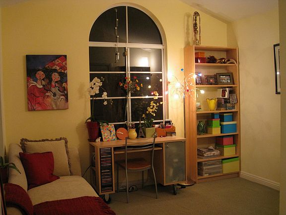 2nd bedroom/office bright and cheery