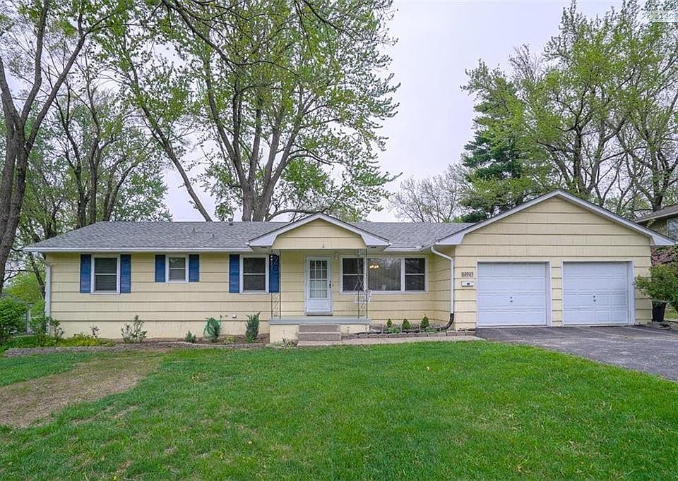 Just look at this adorable home!  Just charming from the moment you pull up and so much more inside!