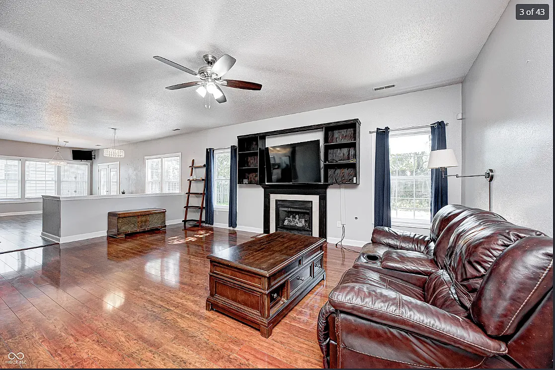 4 bed, 2.5 bath, 2566 sqft, $2,400 — Photo 3
