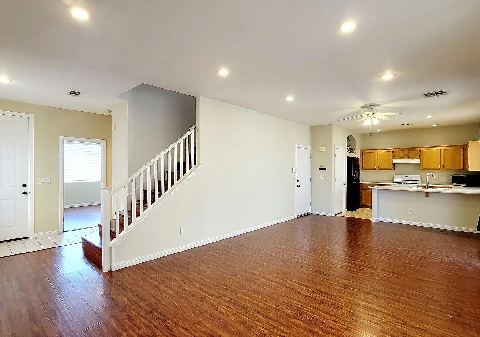 8344 Golden Cypress Ave - 3 bedrooms , 2.5 bathrooms, 1957 SQFT — Photo 4