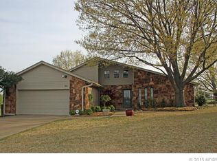 200 Clear Ridge Ct, Bartlesville, OK 74006