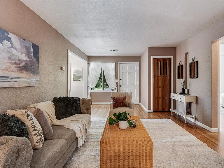 2030 W Lincoln Ave — Photo 6