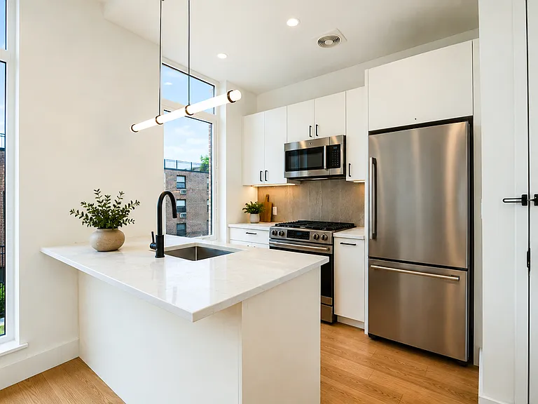 418 Lorimer St #2R — Photo 5