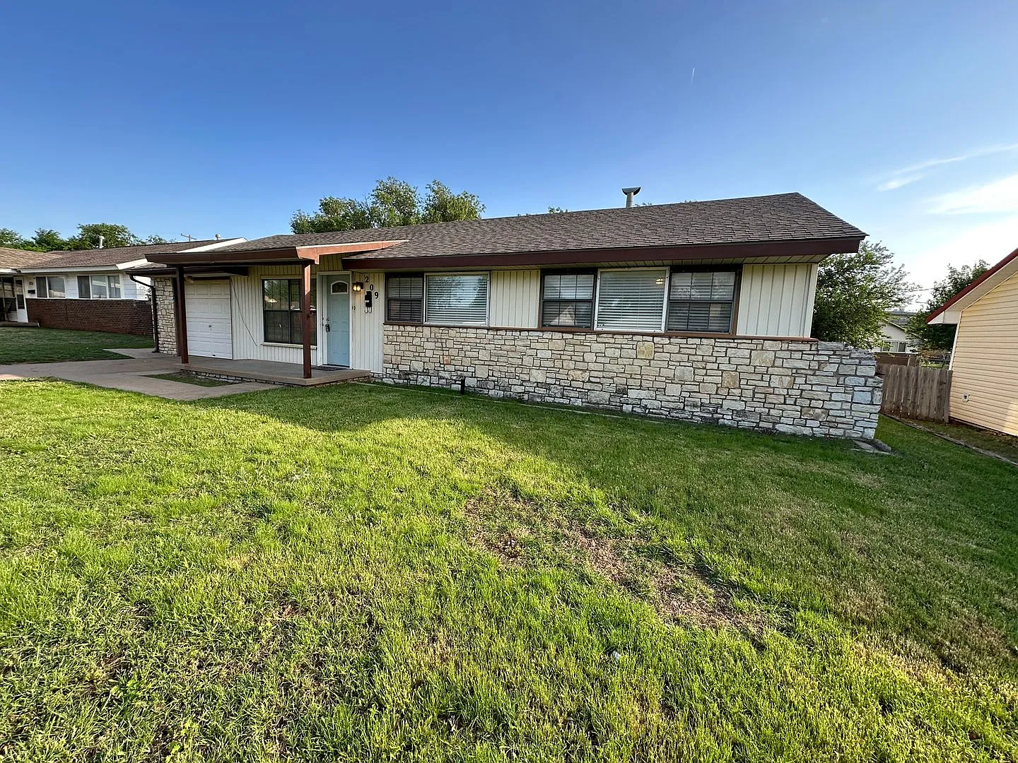 3 Bedroom 1 Bath 1 Car Garage House — Photo 3
