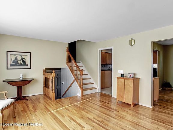 5th image of 13 Roslyn Dr