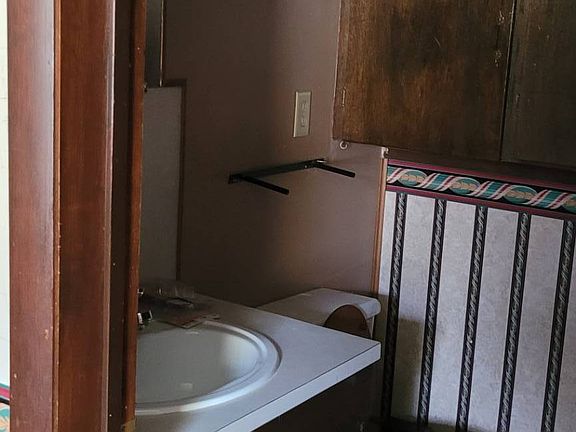 5th image of 122 W Girard Ave