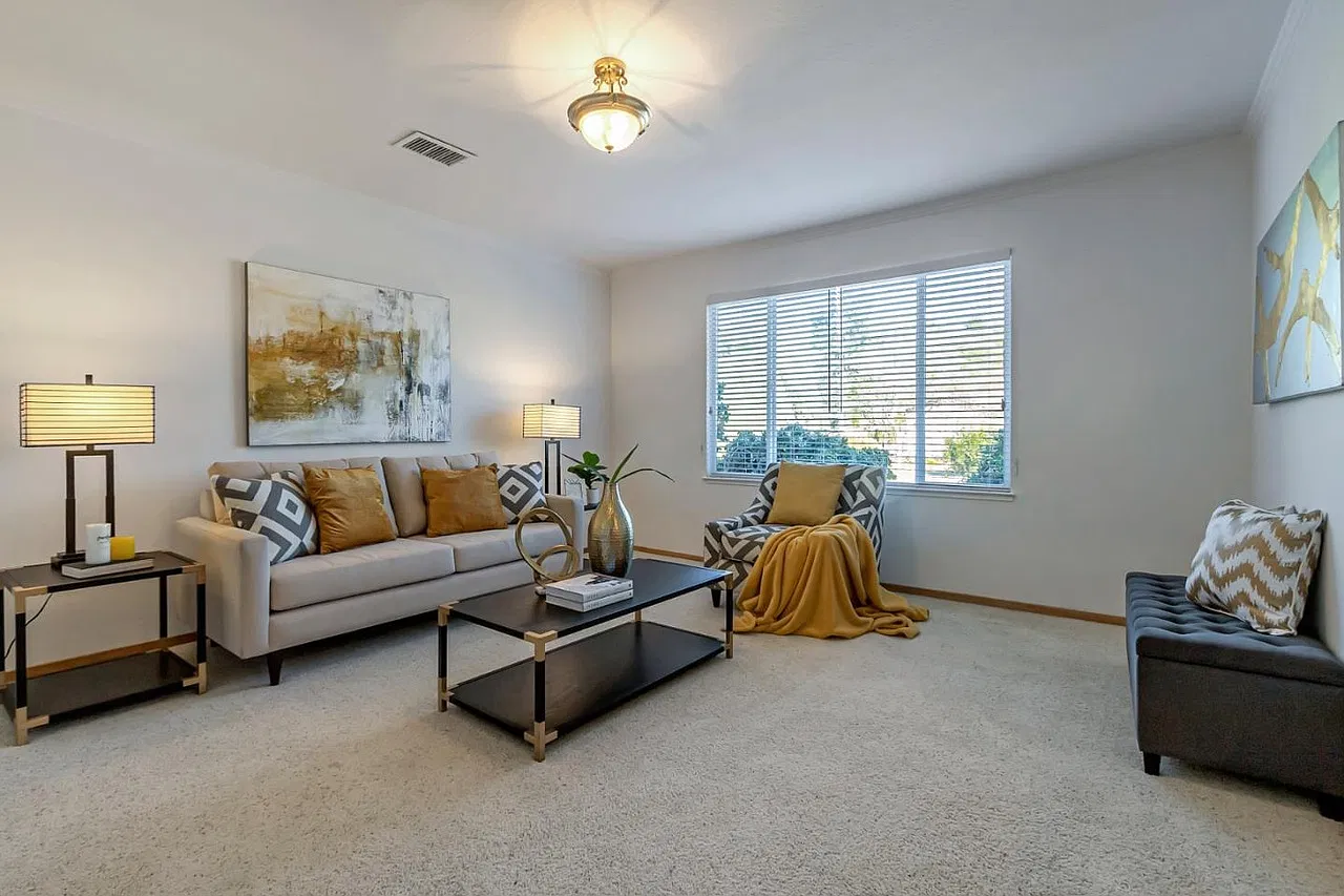 4 bed, 2272 sqft, $6,300 — Photo 3