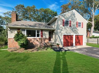 7 Terrace Ln, Hampton Bays, NY 11946