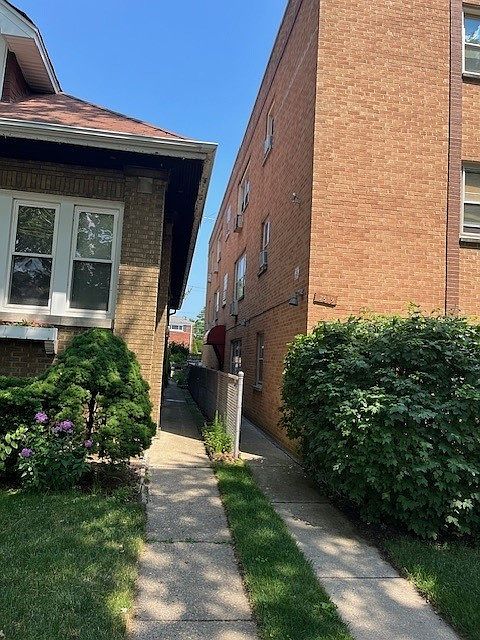 2nd image of 7519 N Oakley Ave