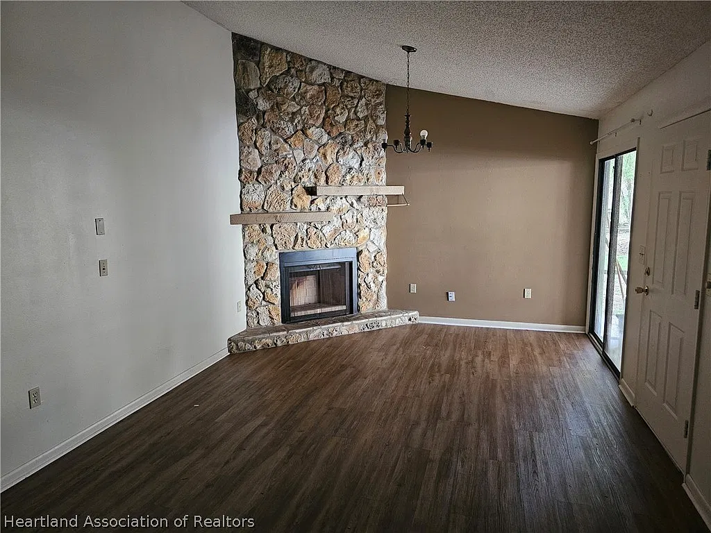 2 bed, 1.0 bath, 750 sqft, $1,100 — Photo 2