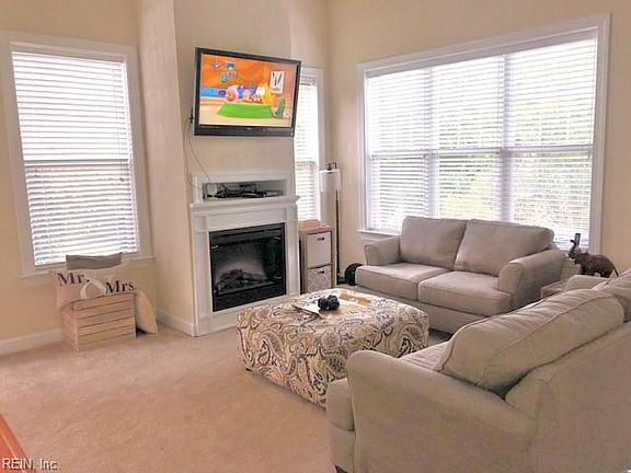 5th image of 1044 Christiana Cir