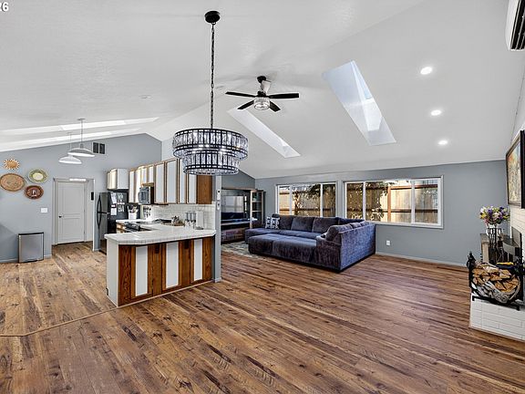 4th image of 1495 Teakwood Ave