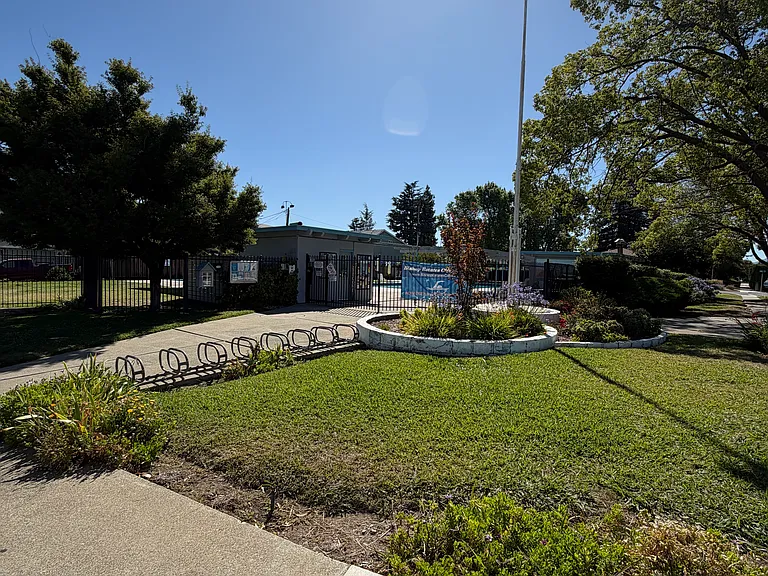 1812 Harding Ct — Photo 9