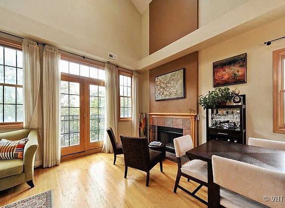 3rd image of 3038 N Leavitt St #3