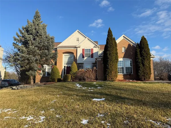 4377 Brighton Dr, Grand Blanc, MI 48439