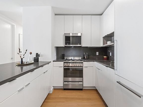 3rd image of 70 W 37th St APT 2101