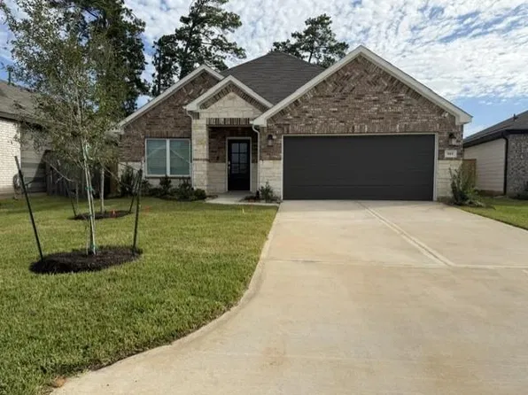 985 Garden Path Dr, Willis, TX 77378