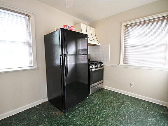 3rd image of 33 Willow Dr