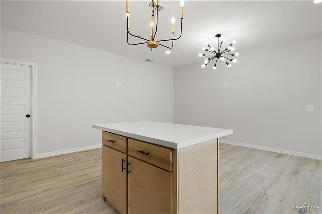 3 bed, 2.0 bath, 4250 sqft, $1,200 — Photo 4