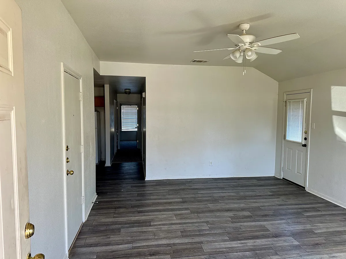 Building Photo - 402 Topeka Ct #B