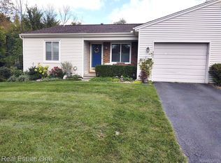 704 Woods Ct, Walled Lake, MI 48390