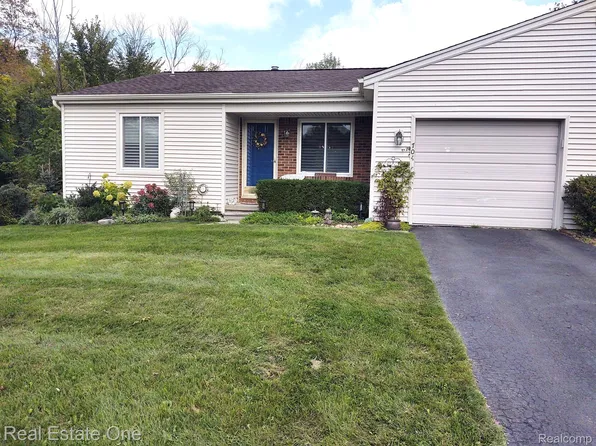 704 Woods Ct, Walled Lake, MI 48390