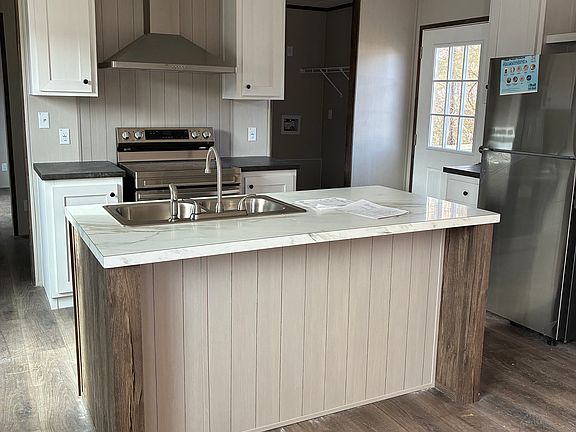 4th image of 218 Eller Dr