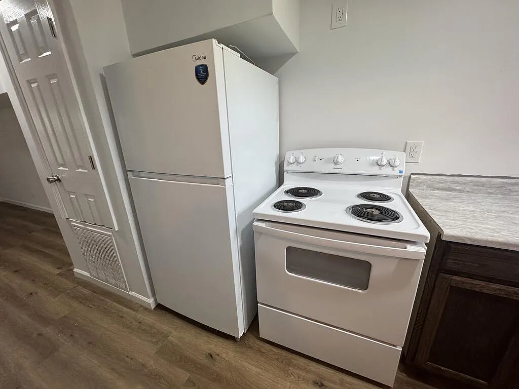 2 bed, 1.0 bath, 810 sqft, $800 — Photo 2