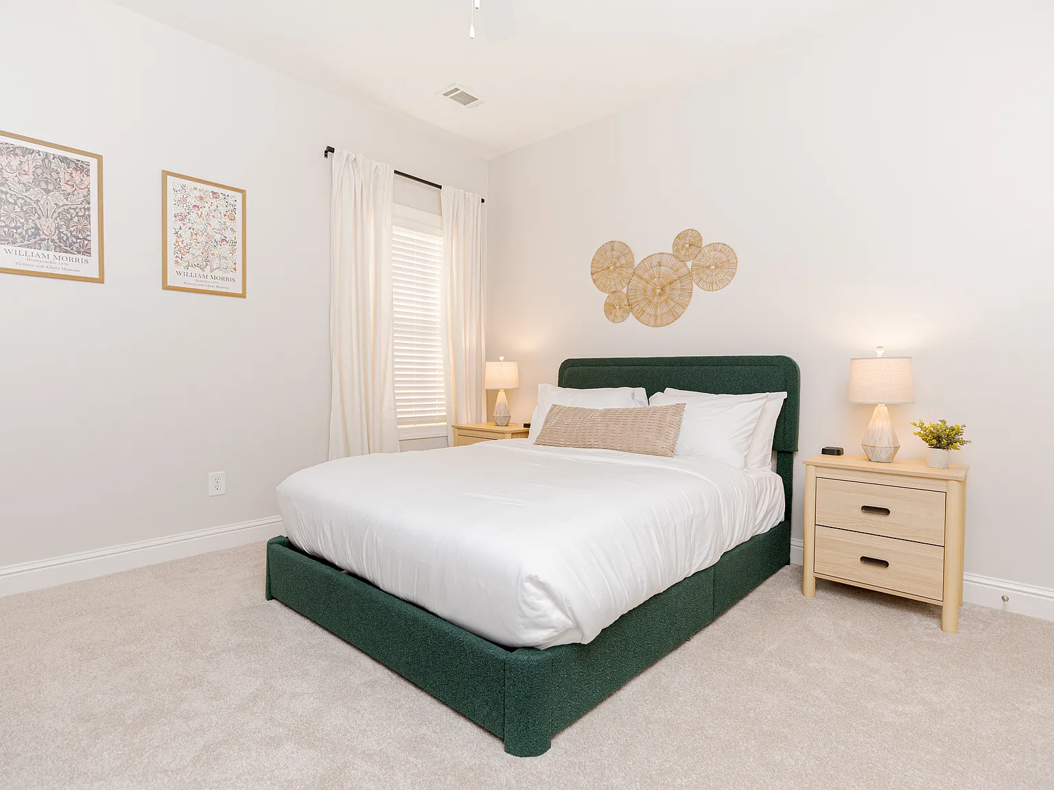 4 bed, 2.5 bath, 2400 sqft, $5,500 — Photo 4